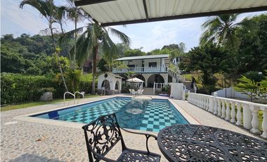 VENTA ESPECTACULAR CASA LOTE UBICADA  A 10 MINUTOS DE LA VEGA C/MARCA