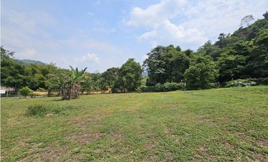 VENTA ESPECTACULAR CASA LOTE UBICADA  A 10 MINUTOS DE LA VEGA C/MARCA