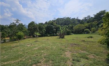 VENTA ESPECTACULAR CASA LOTE UBICADA  A 10 MINUTOS DE LA VEGA C/MARCA