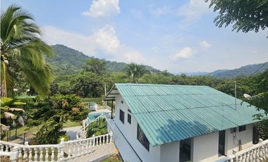 VENTA ESPECTACULAR CASA LOTE UBICADA  A 10 MINUTOS DE LA VEGA C/MARCA