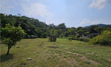 VENTA ESPECTACULAR CASA LOTE UBICADA  A 10 MINUTOS DE LA VEGA C/MARCA