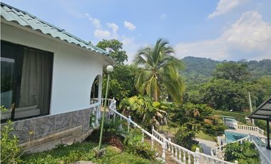 VENTA ESPECTACULAR CASA LOTE UBICADA  A 10 MINUTOS DE LA VEGA C/MARCA