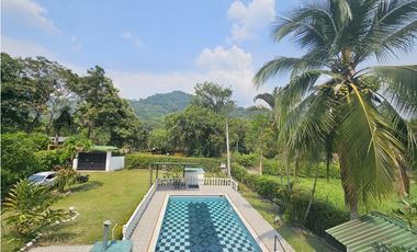 VENTA ESPECTACULAR CASA LOTE UBICADA  A 10 MINUTOS DE LA VEGA C/MARCA