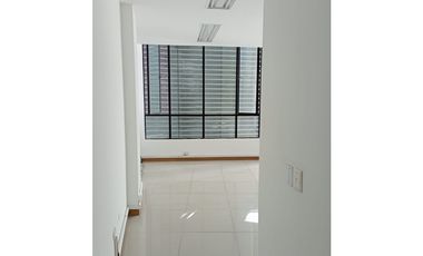 SE ARRIENDA OFICINA POBLADO