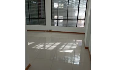 SE ARRIENDA OFICINA POBLADO