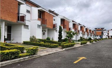 Se vende casa en conjunto cerrado excelente sector