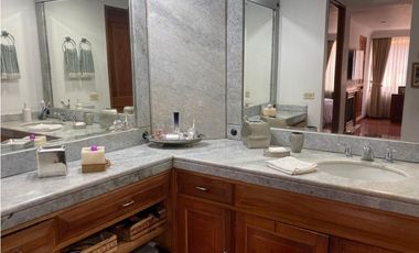 Amplia casa con terrazas para venta en Gratamira