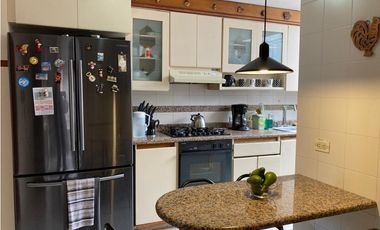 Amplia casa con terrazas para venta en Gratamira