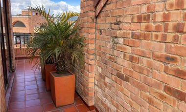 Amplia casa con terrazas para venta en Gratamira