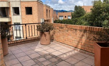 Amplia casa con terrazas para venta en Gratamira