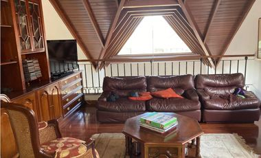 Amplia casa con terrazas para venta en Gratamira