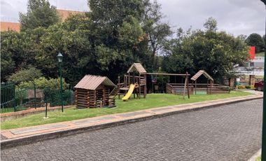 Amplia casa con terrazas para venta en Gratamira