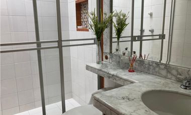 Amplia casa con terrazas para venta en Gratamira