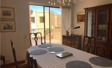 Amplia casa con terrazas para venta en Gratamira