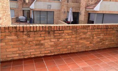 Amplia casa con terrazas para venta en Gratamira