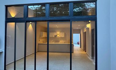 CASA DE 3 RECÁMARAS CON TERRAZA Y ALBERCA PRIVADA EN VENTA. PLAYA DEL CARMEN. ENTREGA INMEDIATA.