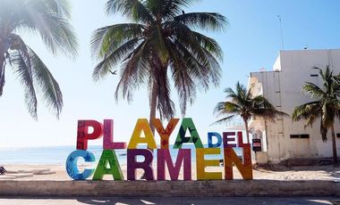 CASA DE 3 RECÁMARAS CON TERRAZA Y ALBERCA PRIVADA EN VENTA. PLAYA DEL CARMEN. ENTREGA INMEDIATA.