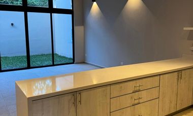 CASA DE 3 RECÁMARAS CON TERRAZA Y ALBERCA PRIVADA EN VENTA. PLAYA DEL CARMEN. ENTREGA INMEDIATA.