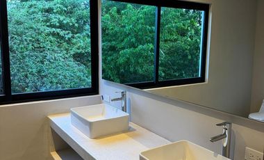 CASA DE 3 RECÁMARAS CON TERRAZA Y ALBERCA PRIVADA EN VENTA. PLAYA DEL CARMEN. ENTREGA INMEDIATA.