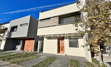 CASA EN VENTA EN PARQUES VALLARTA, ZAPOPAN