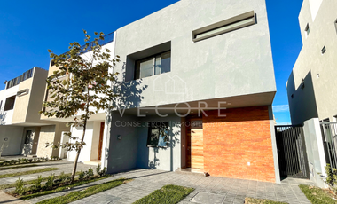 CASA EN VENTA EN PARQUES VALLARTA, ZAPOPAN