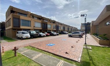 SE ARRIENDA HERMOSA CASA EN CAJICA