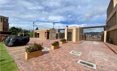 SE ARRIENDA HERMOSA CASA EN CAJICA