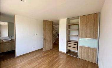 SE ARRIENDA HERMOSA CASA EN CAJICA