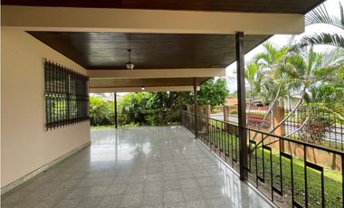 Venta de Casa de esquina en Penonomé, Calle Damián Carles.