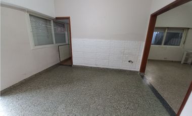 CASA CON DEPARTAMENTOS, MALVINAS Y SARRACHAGA