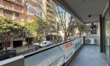 Alquiler depto 2 amb Villa Urquiza. Balcón corrido