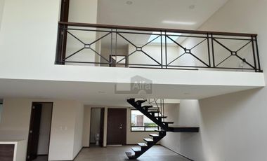 Casa en Renta, Calimaya, Lomas Virreyes, descubre la elegancia y confort ¡tu nuevo hogar te espera!