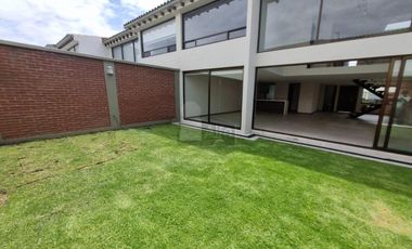 Casa en Renta, Calimaya, Lomas Virreyes, descubre la elegancia y confort ¡tu nuevo hogar te espera!