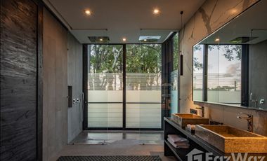 5 Bedroom Villa for sale in Kerobokan, Bali