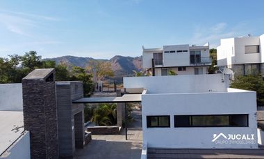 Casa en venta con alberca con vista campo de golf en Las Cañadas, Zapopan