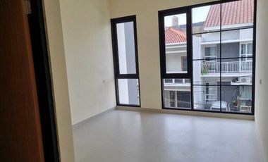 Rumah baru minimalis 2,5 lantai ddi Sunrise Garden