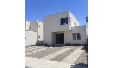 ARRIENDO CASA DE 4 DORMITORIOS BOSQUE REAL 5