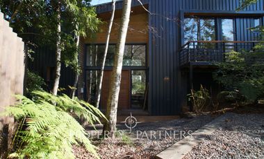 OPORTUNIDAD!! Propiedad ubicada borde lago, con orientación en todos los sentidos.