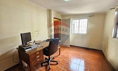 Casa esquina con local comercial