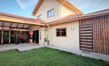 Arriendo de casa de dos pisos, en condominio exclusivo de 8 casas - La Cruz, Quillota.