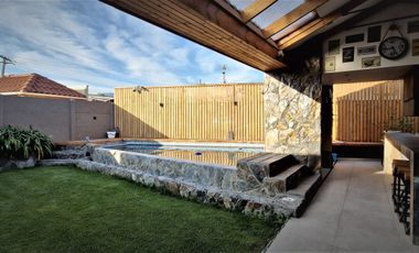 Arriendo de casa de dos pisos, en condominio exclusivo de 8 casas - La Cruz, Quillota.