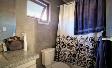 Arriendo de casa de dos pisos, en condominio exclusivo de 8 casas - La Cruz, Quillota.