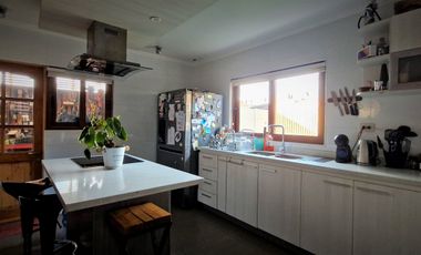 Arriendo de casa de dos pisos, en condominio exclusivo de 8 casas - La Cruz, Quillota.