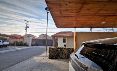 Arriendo de casa de dos pisos, en condominio exclusivo de 8 casas - La Cruz, Quillota.
