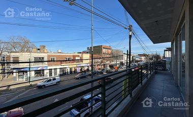 Local con Entrada Para Camiones, con Fondo, Jardín, Ascensor, Patio y Oficinas