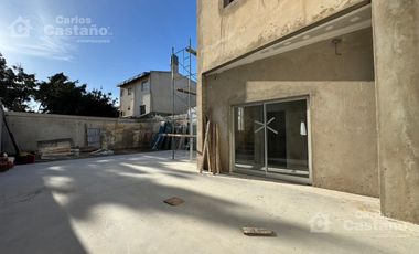 Local con Entrada Para Camiones, con Fondo, Jardín, Ascensor, Patio y Oficinas