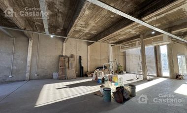 Local con Entrada Para Camiones, con Fondo, Jardín, Ascensor, Patio y Oficinas