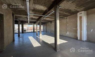 Local con Entrada Para Camiones, con Fondo, Jardín, Ascensor, Patio y Oficinas