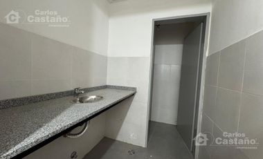 Local con Entrada Para Camiones, con Fondo, Jardín, Ascensor, Patio y Oficinas