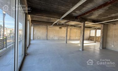 Local con Entrada Para Camiones, con Fondo, Jardín, Ascensor, Patio y Oficinas